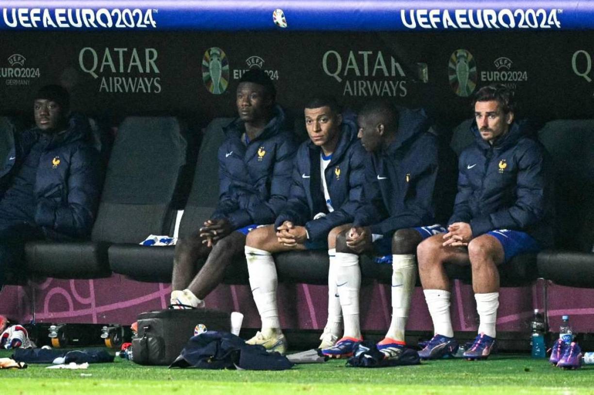 Mbappé sufrió el segundo tiempo extra y los penales desde la banca.