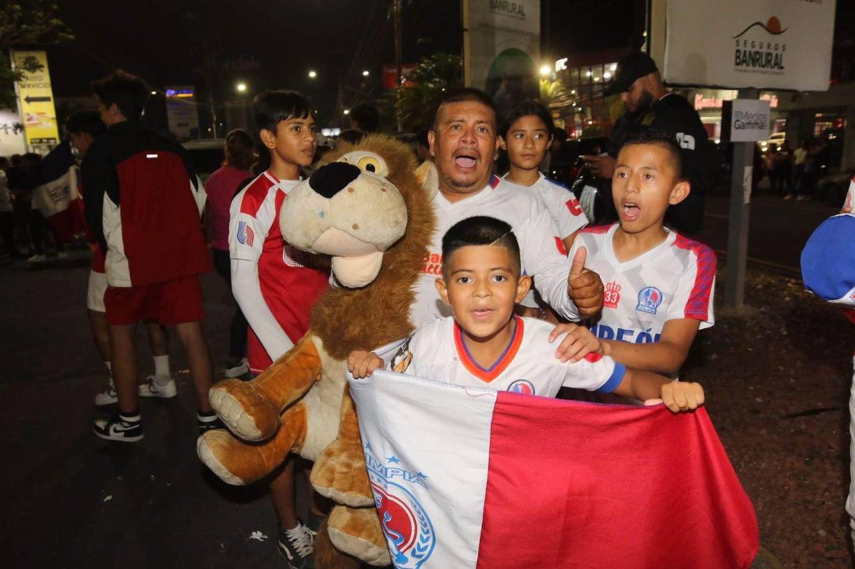 Los más pequeños también disfrutaron de la caravana en las calles de Tegucigalpa.