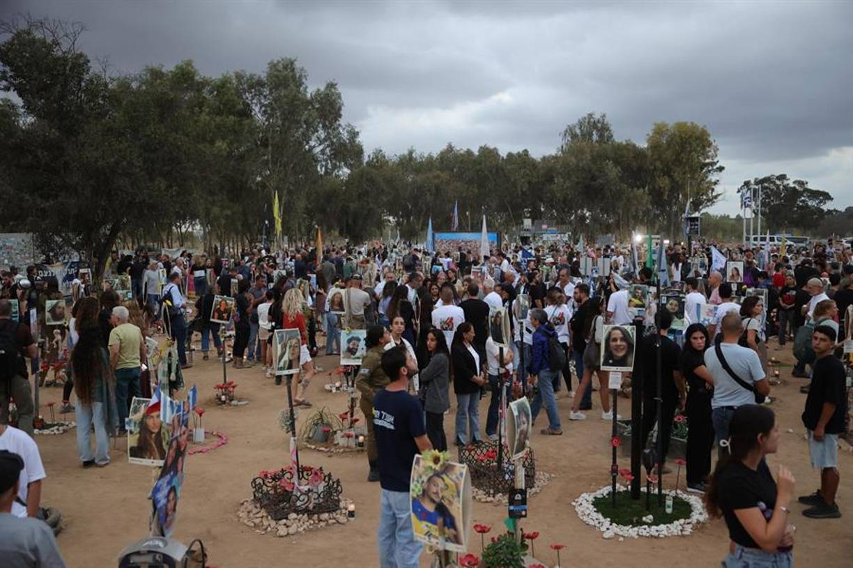 “Desde aquel día negro, estamos bajo ataque en siete frentes”, subrayó. Además de Gaza y Cisjordania; el 8 de octubre, en apoyo a la población palestina, la milicia chií Hizbulá comenzó a atacar el norte de Israel desde Líbano, hoy sumidos en otra guerra; mientras que los hutíes de Yemen, la resistencia islámica de Irak, las milicias proiraníes de Siria y, en dos ocasiones, Irán, también han lanzado ataques contra el Estado hebreo en el último año.