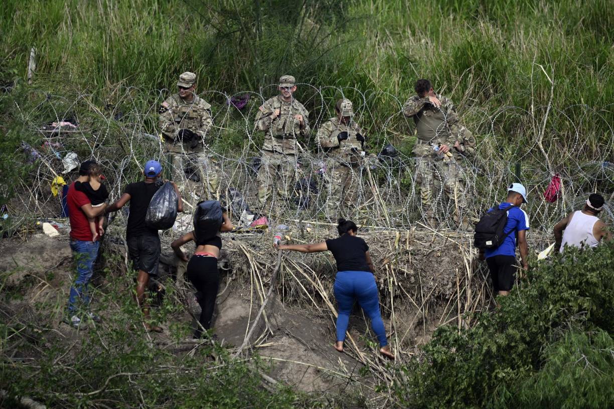 En las horas previas, militares estadounidenses han instalado una concertina de seguridad, es decir, alambre de cuchillas enrollado, para evitar los cruces irregulares en la ribera del río Bravo, o río Grande en EEUU, para contener a los migrantes.