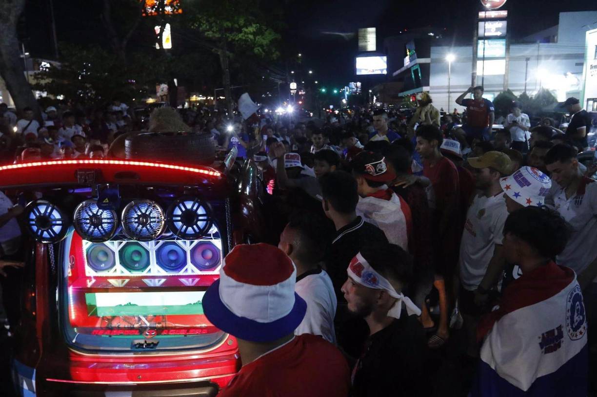 ¡Música y un colorido ambiente! Los olimpistas se reunieron para festejar el bicampeonato del Olimpia.