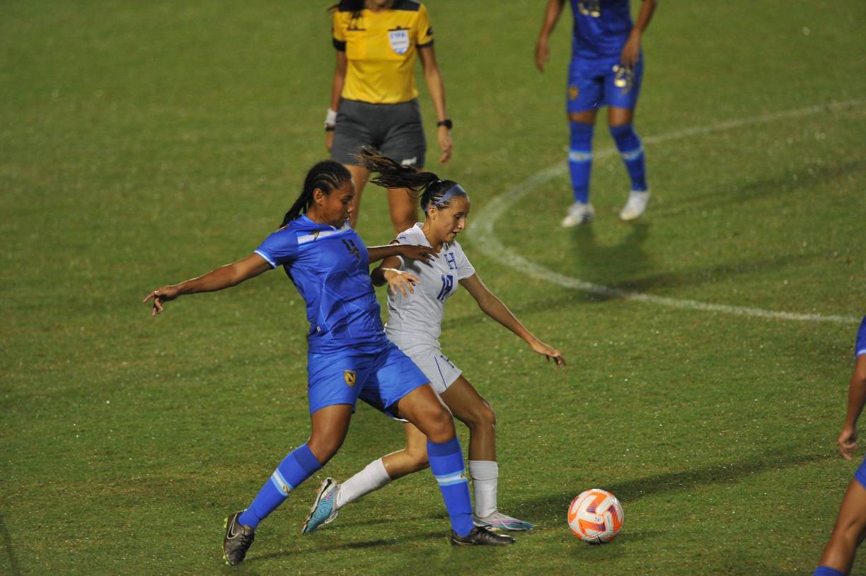 El partido arrancó a las 7:00 PM y nos dejó con dos golazos por parte de ambas selecciones. 