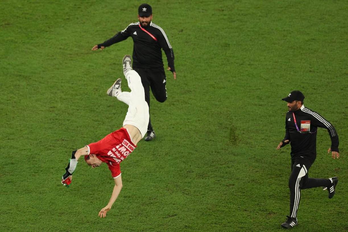 Los elementos de seguridad inmediatamente corrieron para detener al invasor.