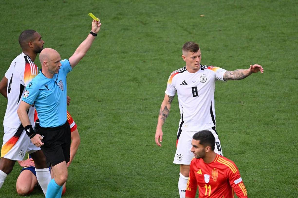 Toni Kroos recibió una tarjeta amarilla en lo que significó el último partido como futbolista profesional.