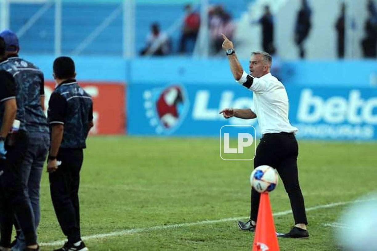 Pablo Lavallén tuvo una bronca verbal con el cuerpo técnico del Victoria.