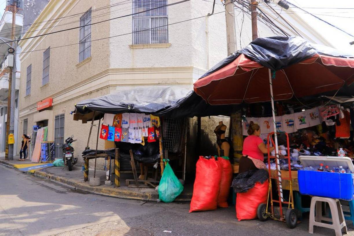 Los negocios formales han perdido ventas porque los puestos informales les tapan visibilidad y el paso peatonal a los clientes.