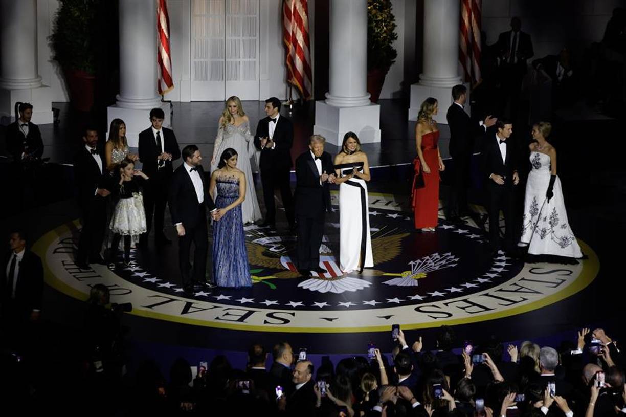 Los Trump fueron acompañados en el escenario por el vicepresidente y su esposa y los cuatro hijos mayores del mandatario, Trump Jr, Ivanka, Eric y Tiffany, junto a sus parejas.