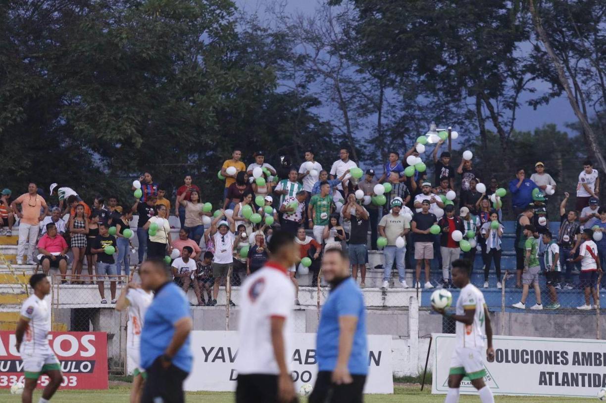 También llegaron aficionados de Platense para poder presenciar el duelo.s