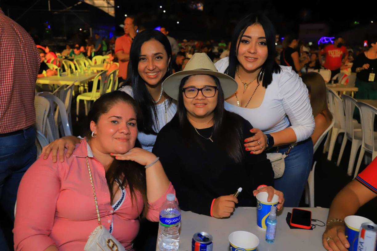 FOTOS: Así disfrutaron los sampedranos del concierto de “El Buki”