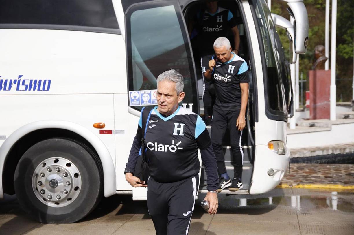 Reinaldo Rueda, que dirigirá su cuarto partido de local en el estadio Nacional Chelato Uclés de Tegucigalpa ante Cuba, llegando a la práctica.