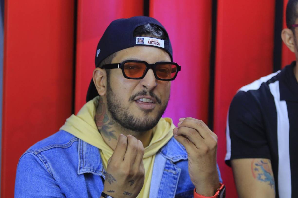 Aunque no dio detalles acerca de su vida amorosa, todo indica que el influencer está soltero; pues mencionó que está pendiente de su hijo cuando se lo prestan.