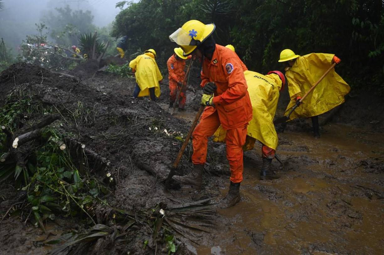 El estado de calamidad faculta a las autoridades guatemaltecas a limitar diferentes garantías constitucionales como la libre locomoción, ordenar evacuaciones de habitantes y la cancelación de eventos masivos, ante una emergencia nacional.