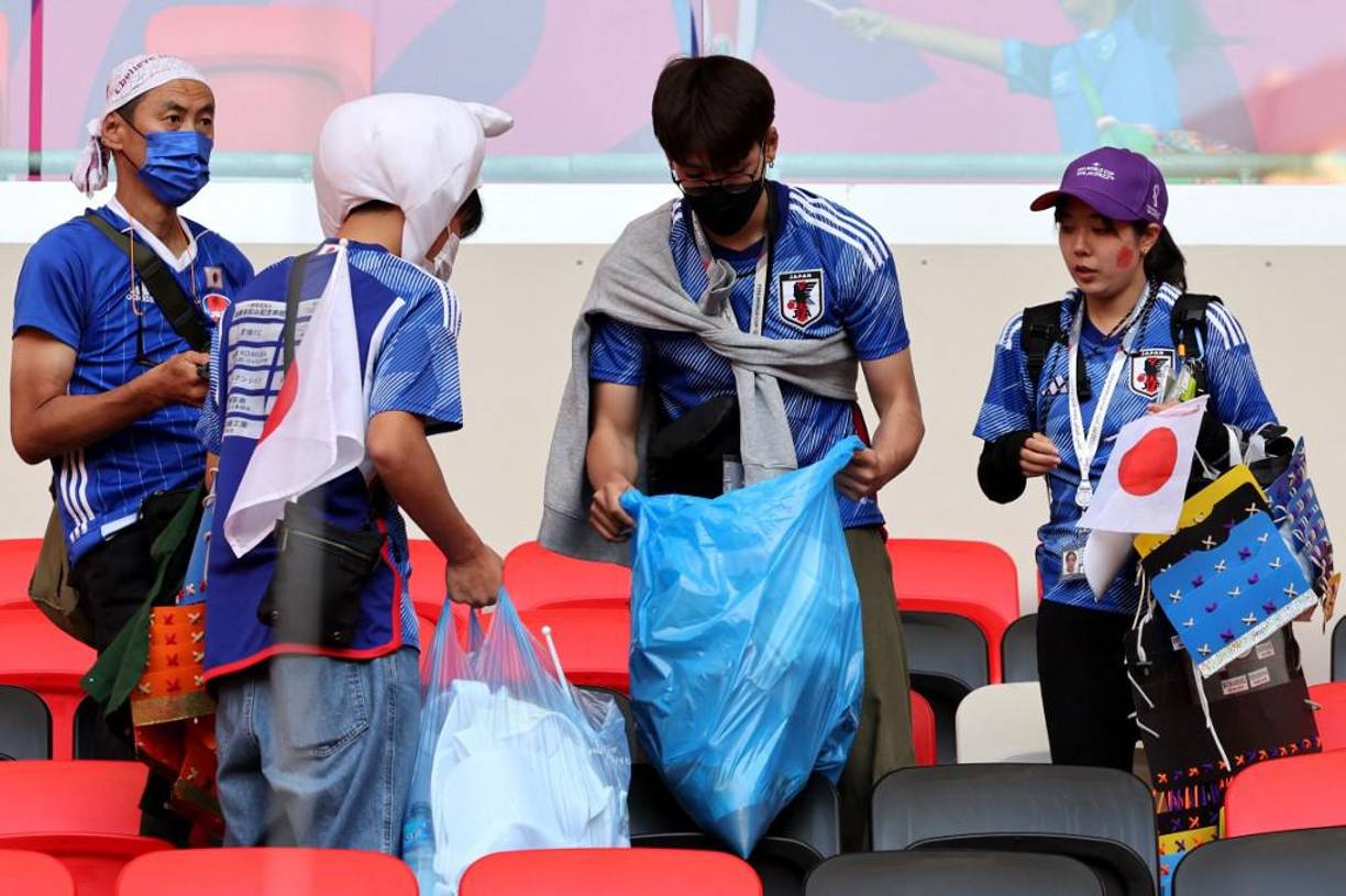 Ejemplar: Aficionados japoneses recogieron la basura del estadio luego de que su selección perdió ante Costa Rica