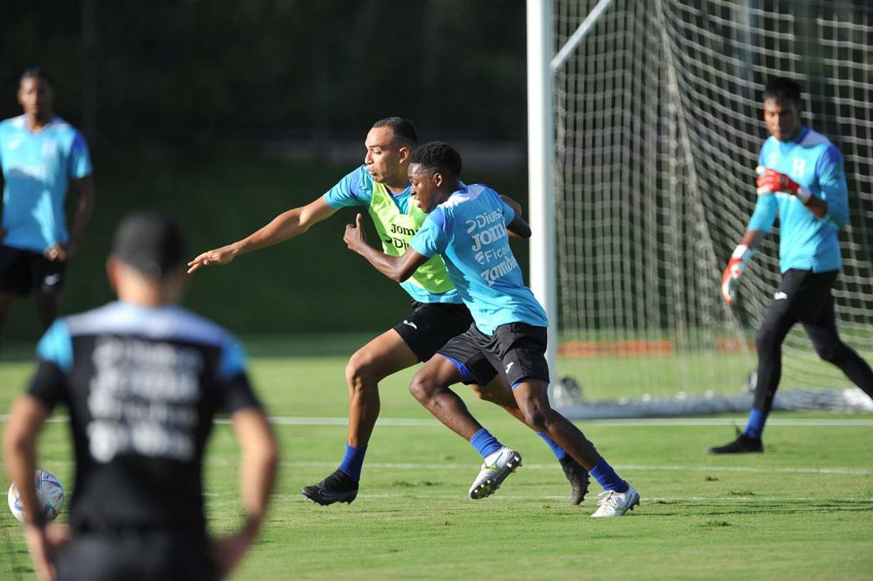 Otro de jugador de la Liga Nacional, Devron García, defensor del Real España, dijo presente al entrenamiento. Estos jugadores tuvieron acción el miércoles por los duelos reprogramados de la fecha 16.