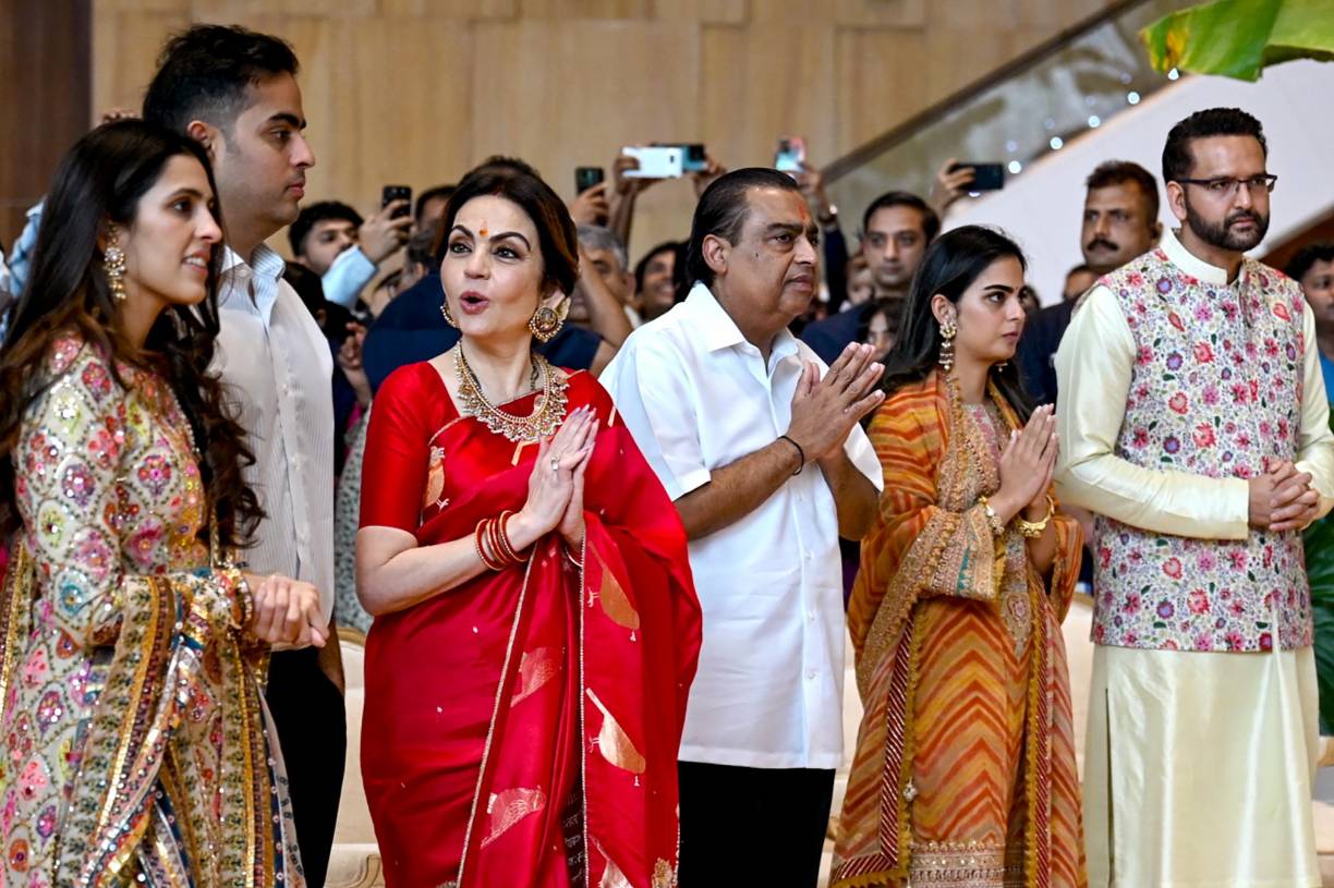 <b>Ambani</b>, de 67 años, presidente de Reliance Industries, la empresa con mayor capitalización bursátil en India, participó con su familia en esta ceremonia con unos 800 invitados en las instalaciones de Reliance en Navi Mumbai. 