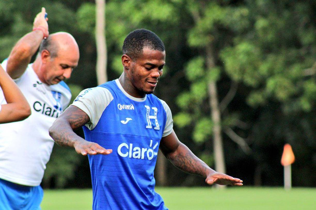 Edwin Solani: Extremo del Marathón que fue convocado en el inicio de la octagonal y para la triple jornada de octubre al parecer ya no sería tomado en cuenta.