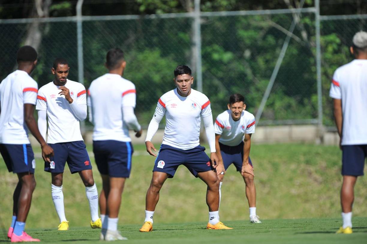A Brayan Moya, autor del gol del último triunfo ante Olancho FC, le tocó estar en el famoso rondo.