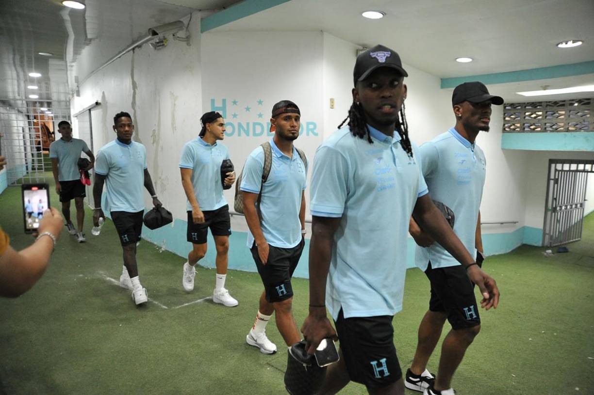 Del avión al hotel y luego al estadio. La Selección Nacional de Honduras aterrizó esta tarde en el Aeropuerto Toncontín de Tegucigalpa y por la noche entrenó de la mano de Reinaldo Rueda.