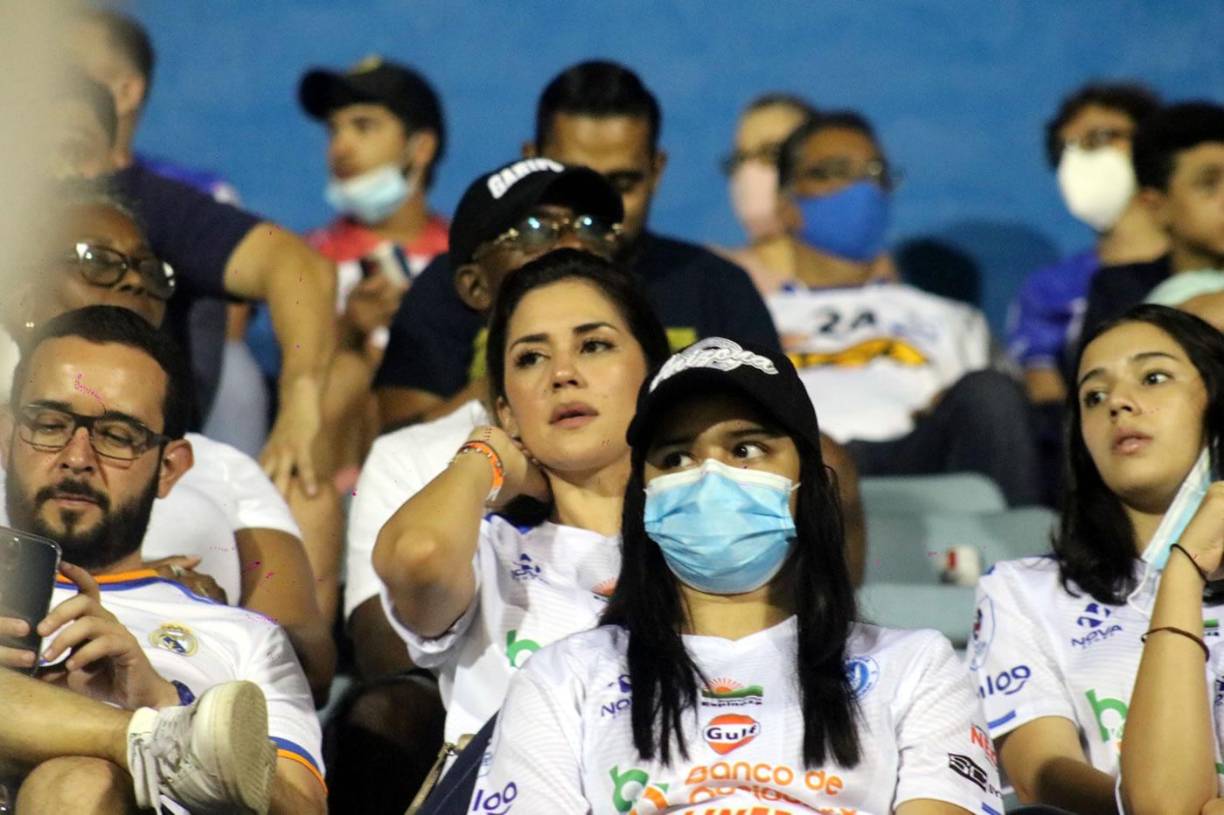 Ella es Eva, la hija del entrenador del Victoria, Salomón Nazar, y que cautivó en las gradas del estadio Municipal Ceibeño.