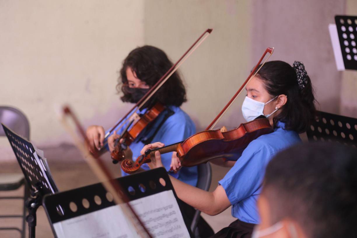 Los estudiantes dedicaron música clásica de grandes compositores al alcalde Roberto Contreras como agredecimiento.