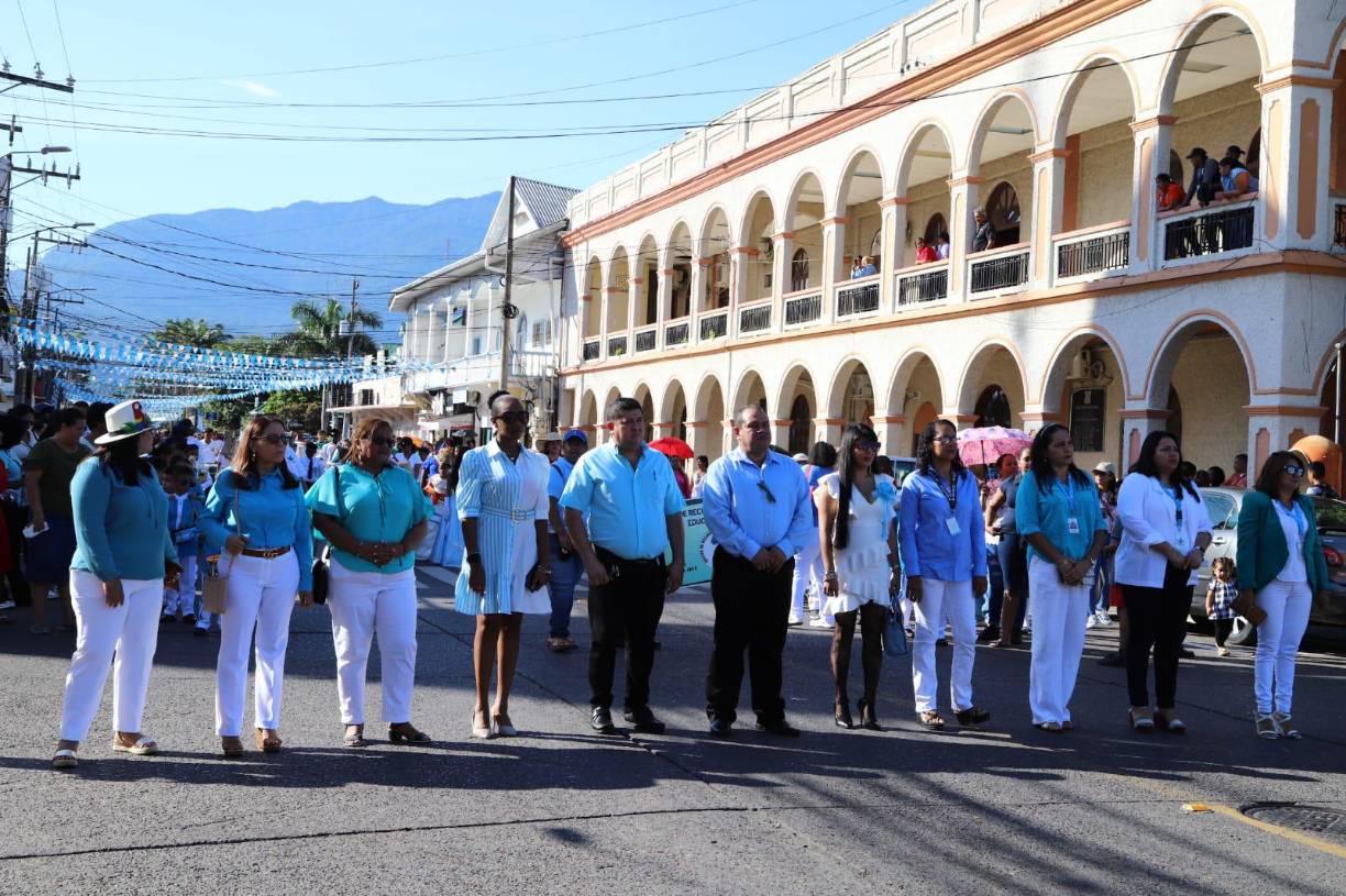 Los niños se lucen en desfiles patrios en La Ceiba
