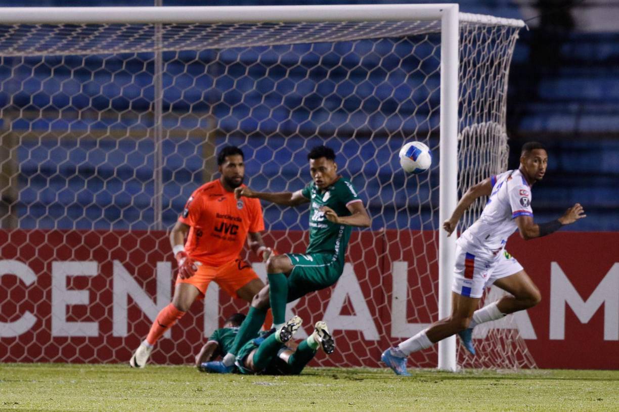 En un partido que pintaba para ser una ‘fiesta futbolera’, se convirtió en un show de luces y apagones. Este fue el motivo por el que el duelo entre Marathón y Luis Ángel Firpo duró más de cuatro horas.