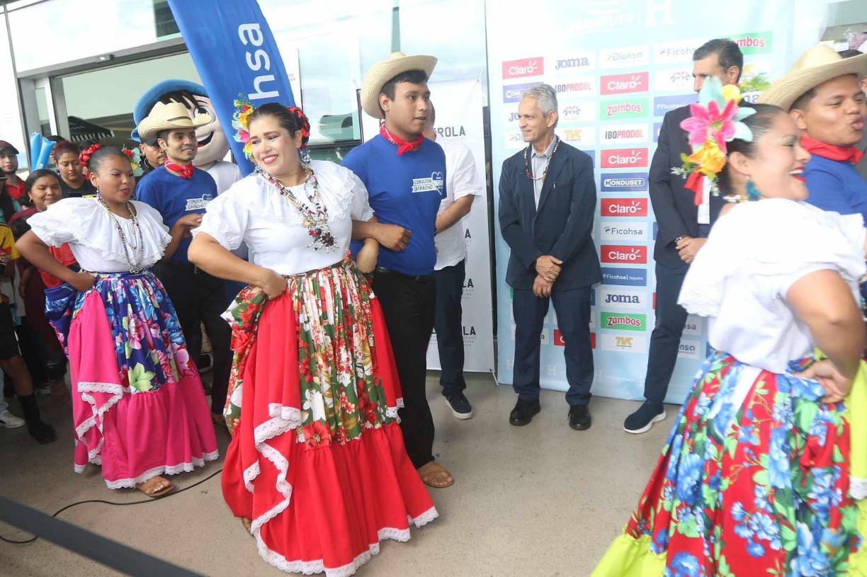 Los miembros de la danza realizaron un acto de bienvenida al entrenador de la Selección de Honduras, que este lunes será presentado en Tegucigalpa.