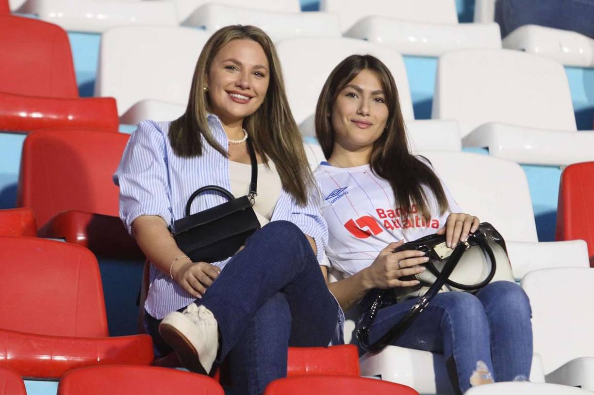 Rocío Pérez, la bella novia del argentino del Olimpia, Ignacio Colombini, no se perdió el partido ante el Juticalpa FC.