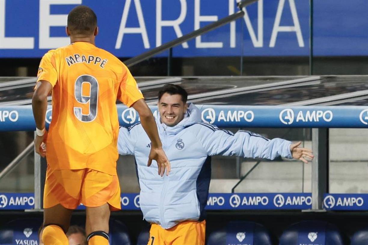 Mbappé tampoco se olvidó de Brahim, que salió lesionado en el primer tiempo, y fue a celebrar con él en la banca. 