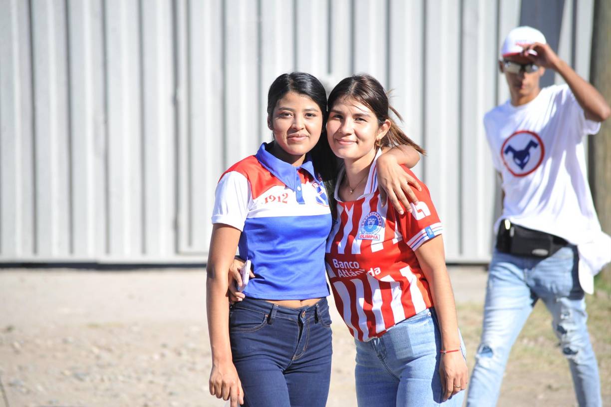  Las chicas también se hicieron presentes para disfrutar del clásico Olimpia-Marathón.