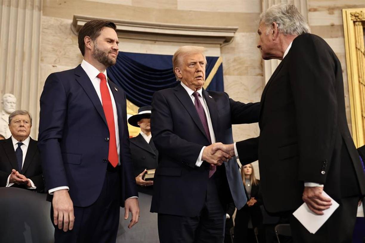 Entre los invitados presentes que llegaron al Capitolio se encuentraban los hijos de Trump, Ivanka, Donald Jr., Eric, Barron y Tiffany, al igual que los nueve jueces del Tribunal Supremo y los ex vicepresidentes Dan Quayle y Mike Pence, quienes fueron recibidos con una ovación de pie por los miembros de la Cámara y el Senado.