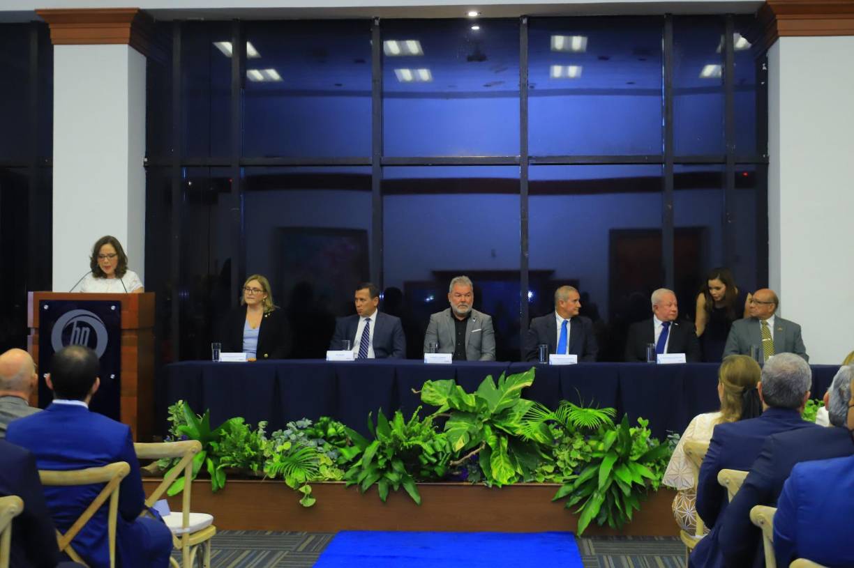 La ceremonia fue presidida por autoridades de esta entidad bancaria: el Sr. Ramiro Castillo Arévalo (presidente de la Junta Directiva), la Sra. María del Rosario Selman-Housein (presidente ejecutiva), y el Sr. Luis Lara (director); además, con el acompañamiento de su amigo, el Sr. Ricardo Luque.