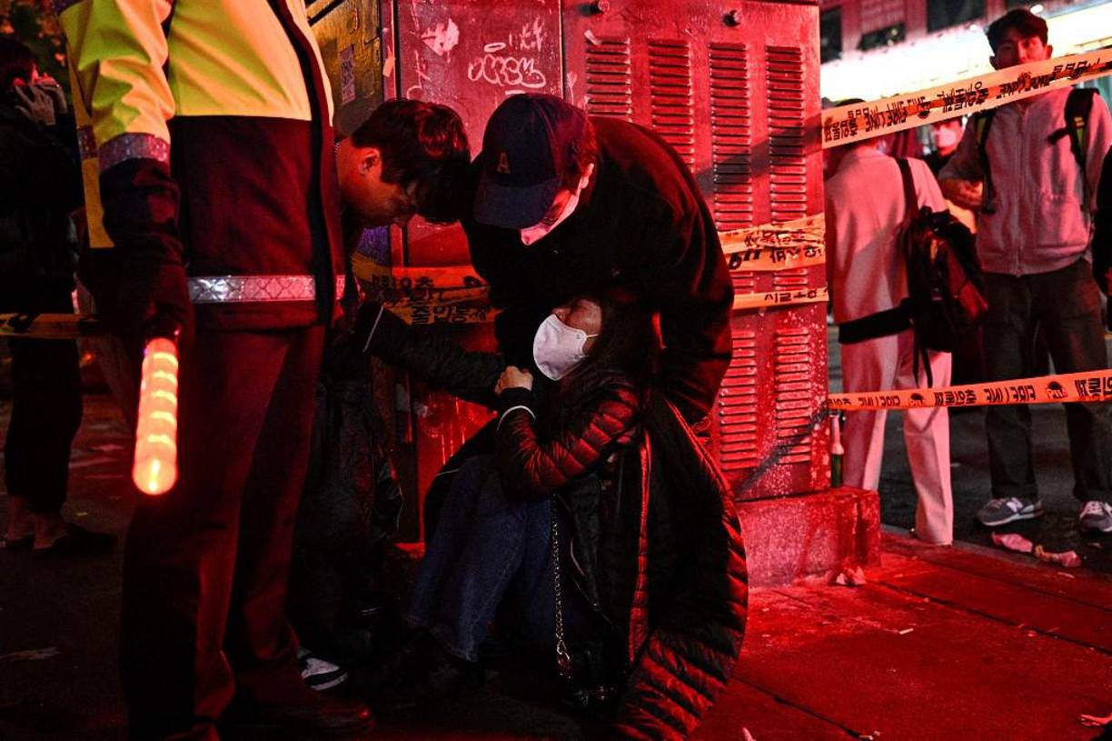 Según testigos citados por medios surcoreanos una caída colectiva se produjo en lo alto de la pendiente, lo que provocó un desmoronamiento en cadena.