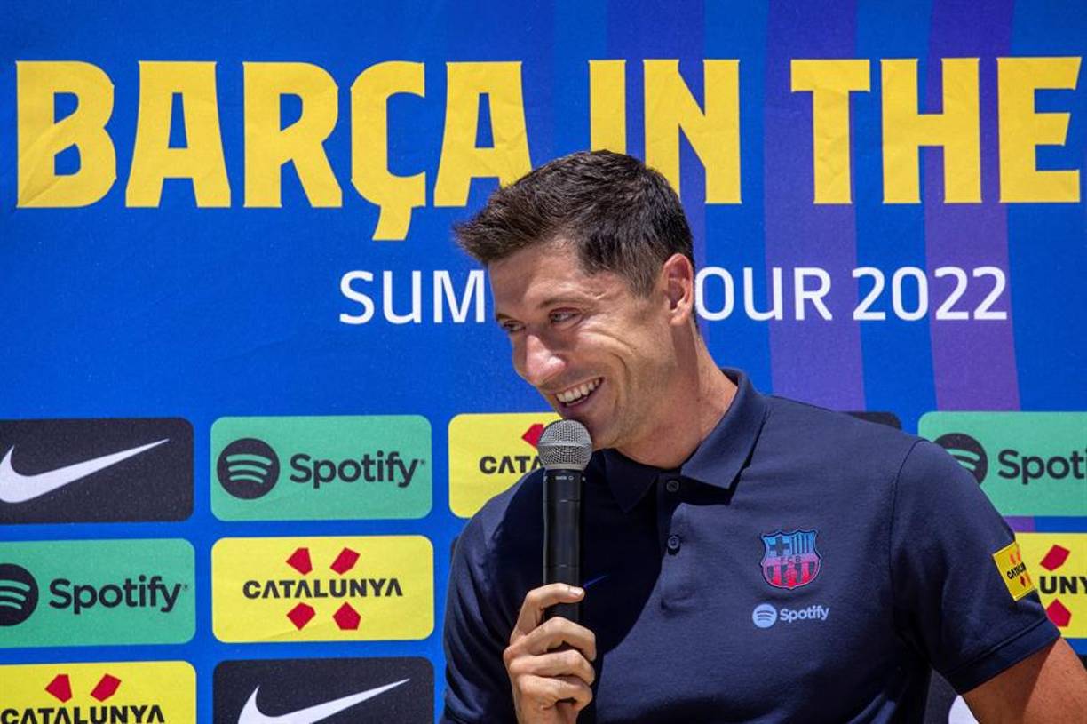 “Hola, me llamo Robert, soy de Polonia, vivo en Barcelona”, dijo en español Lewandowski en sus primeras palabras de la presentación.