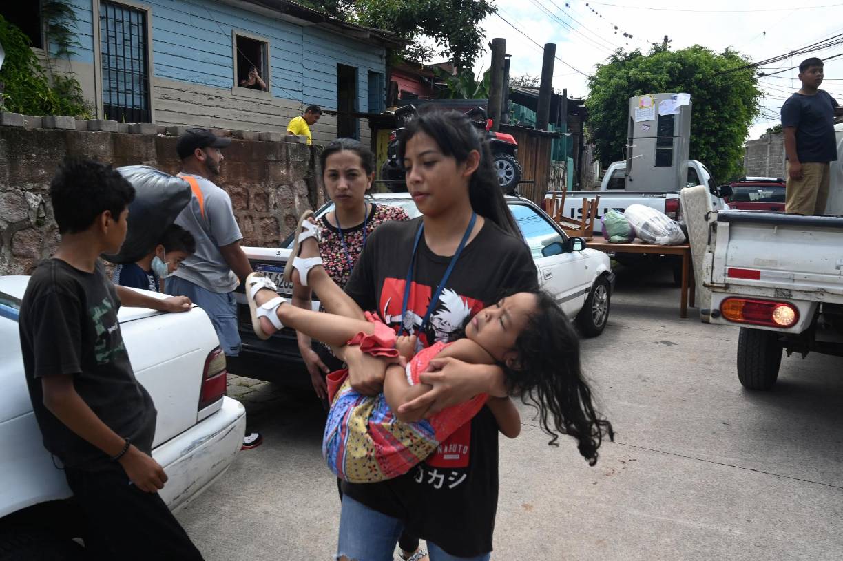 A inicios de la semana, otras familias comenzaron a salir, solamente para dormir en otros sitios, sin sacar sus pertenencias, lo que han hecho hasta ahora porque perdieron su vivienda.