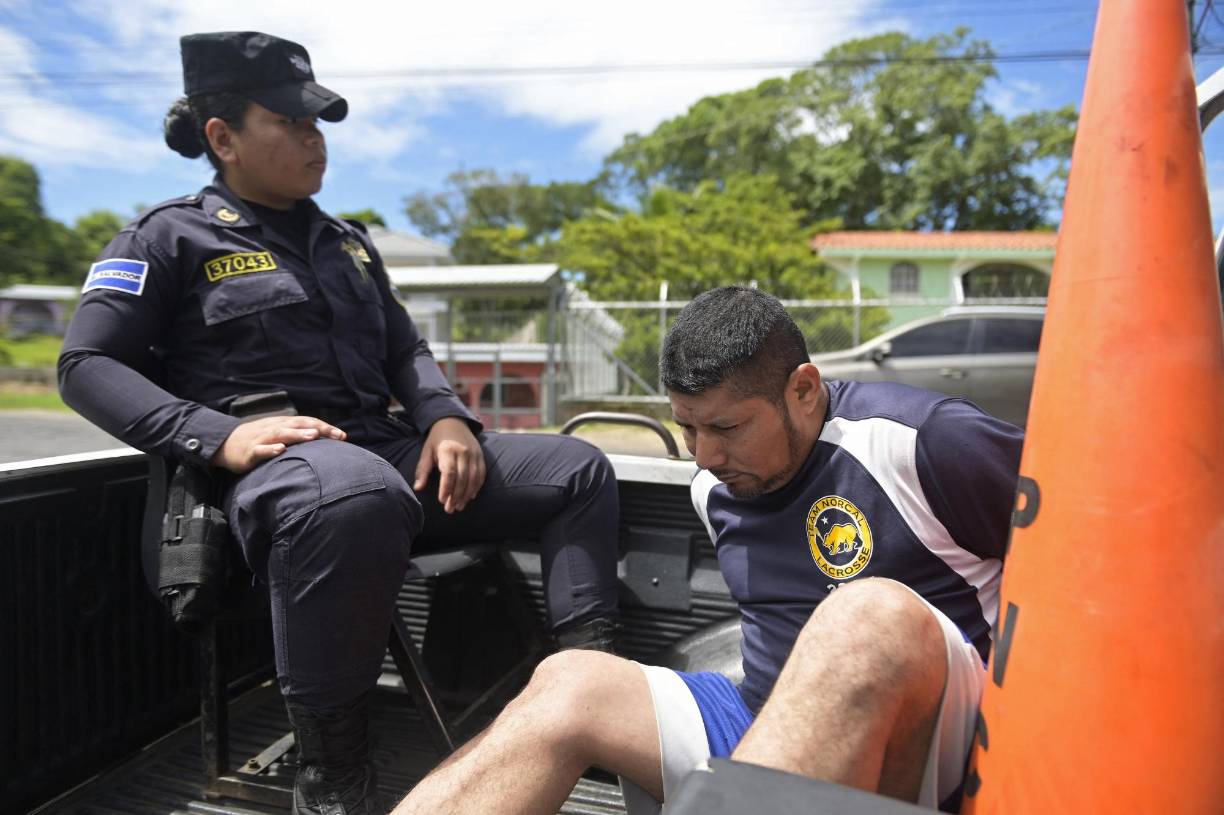 Santa Marta pertenece al municipio de Victoria, departamento de Cabañas, en el que ha sido instalado un cerco de seguridad para “acorralar” y detener a los remanentes de pandillas que habrían huido de las ciudades a la zona rural, como consecuencia de la medida de régimen de excepción.
