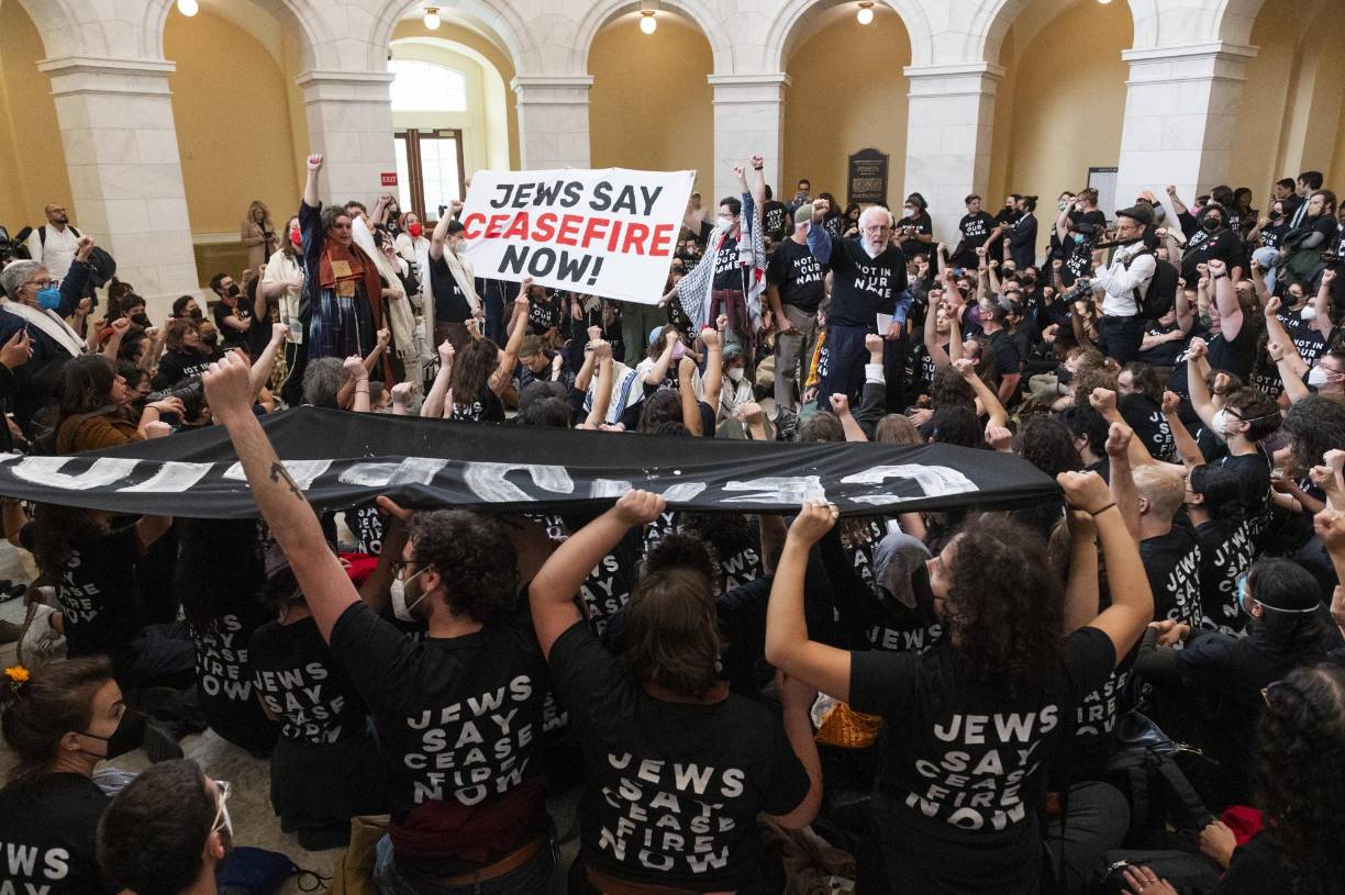 El presidente estadounidense, Joe Biden, viajó a Israel y este miércoles respaldó la tesis israelí sobre la explosión el día anterior en un hospital de Gaza, que apunta a un cohete fallido de la Yihad Islámica como la causa, y convenció a Israel para que acceda a la entrada de ayuda humanitaria básica al enclave palestino desde Egipto. EFE