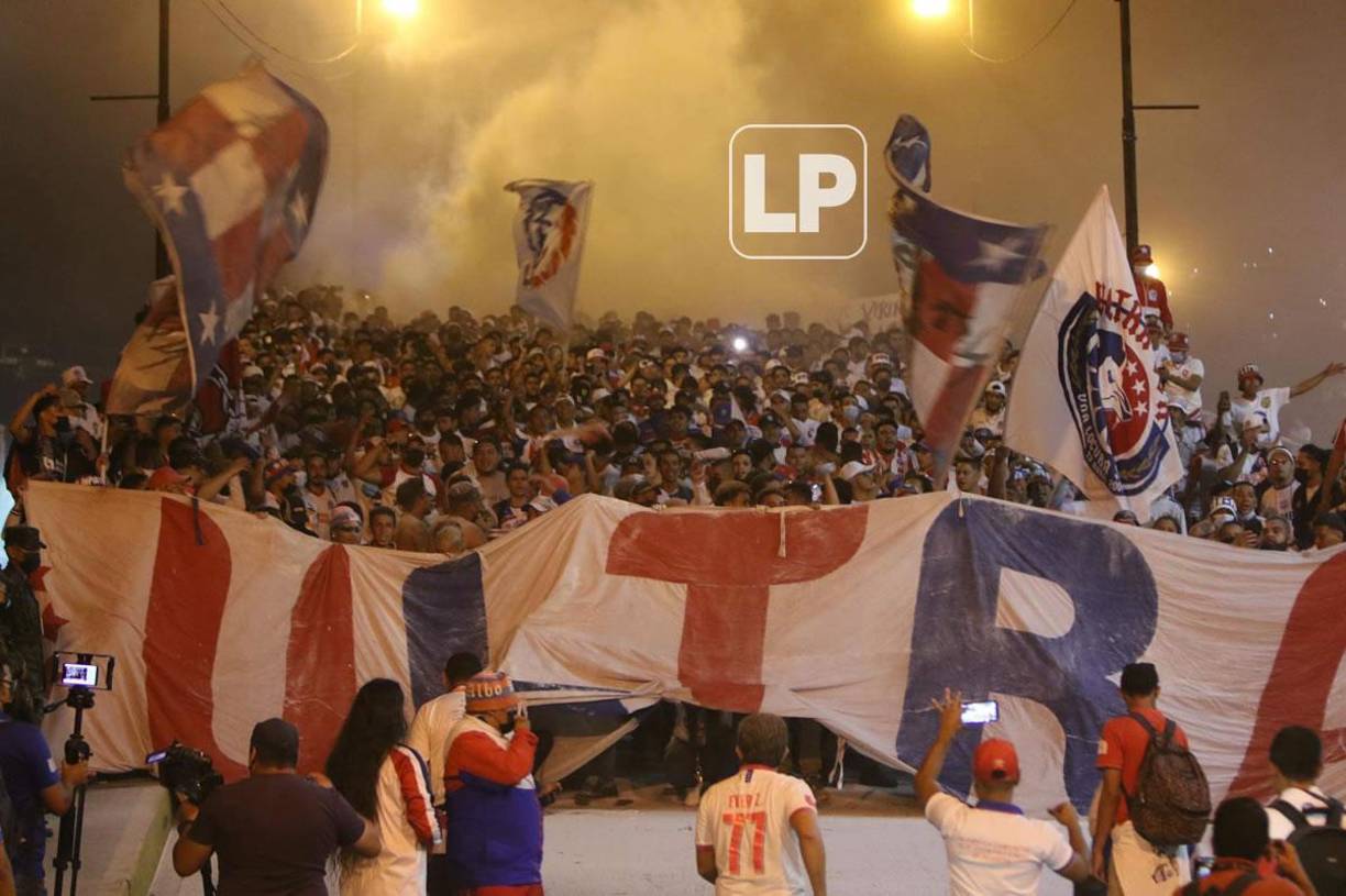 Gran show montó la barra del Olimpia en su llegada al estadio Nacional Chelato Uclés.