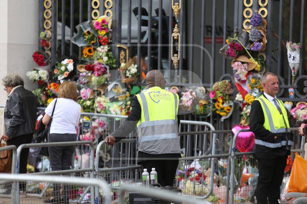En la avenida Royal Mile, en el centro histórico de Edimburgo, que une el castillo de la ciudad con el palacio real, miles de ciudadanos se apostaron a ambos lados de las barreras montadas por la Policía para aplaudir en un ambiente de recogimiento. Fotos: Carlos Hernández.