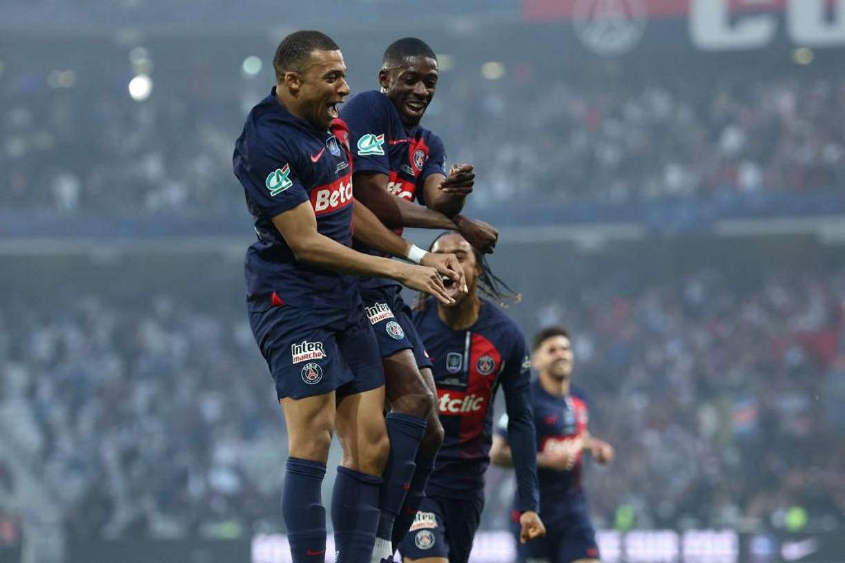  Los <b>futbolistas del PSG </b>consideran que <b>Al-Khelaifi no cumplirá</b> con su <b>palabra </b>y los jugadores <b>están valorando </b>llevar este asunto a <b>juicio</b>.