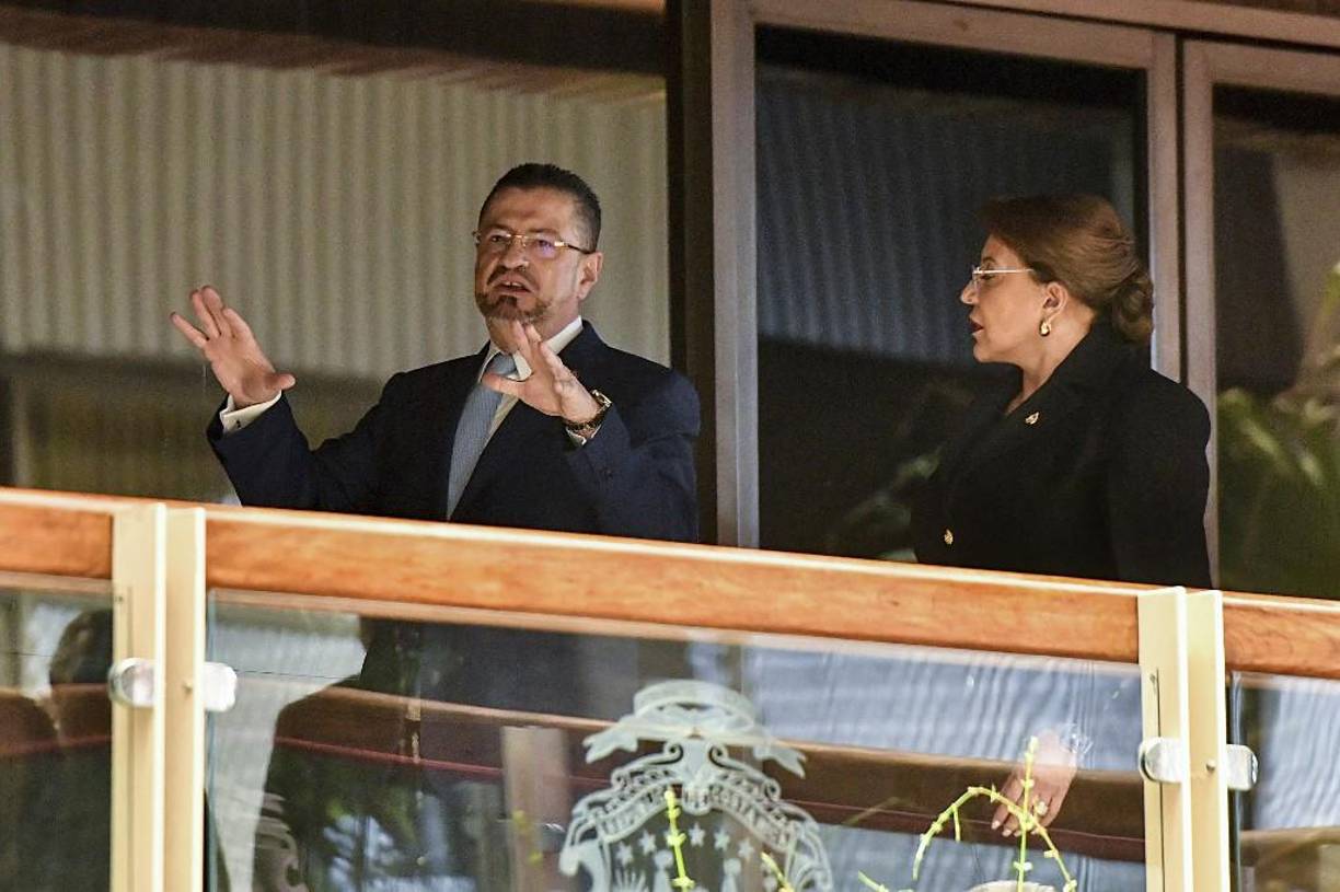 El presidente de Costa Rica, Rodrigo Chaves, y su homóloga de <b>Honduras</b>, Xiomara Castro, acordaron este jueves en San José “reactivar” el Sistema de la Integración Centroamericana (SICA) que consideran “moribundo” desde hace más de una década.