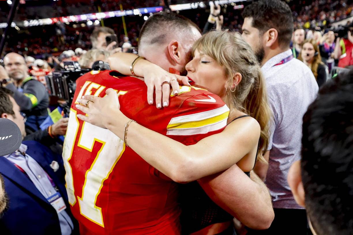 La cantante Taylor Swift se abraza a su novio, el jugador de Travis Kelce, después de que los Kansa City Chiefs se proclamasen campeones de la Superbowl tras derrotar a los San Fransisco 49ers el pasado 11 de febrero. 