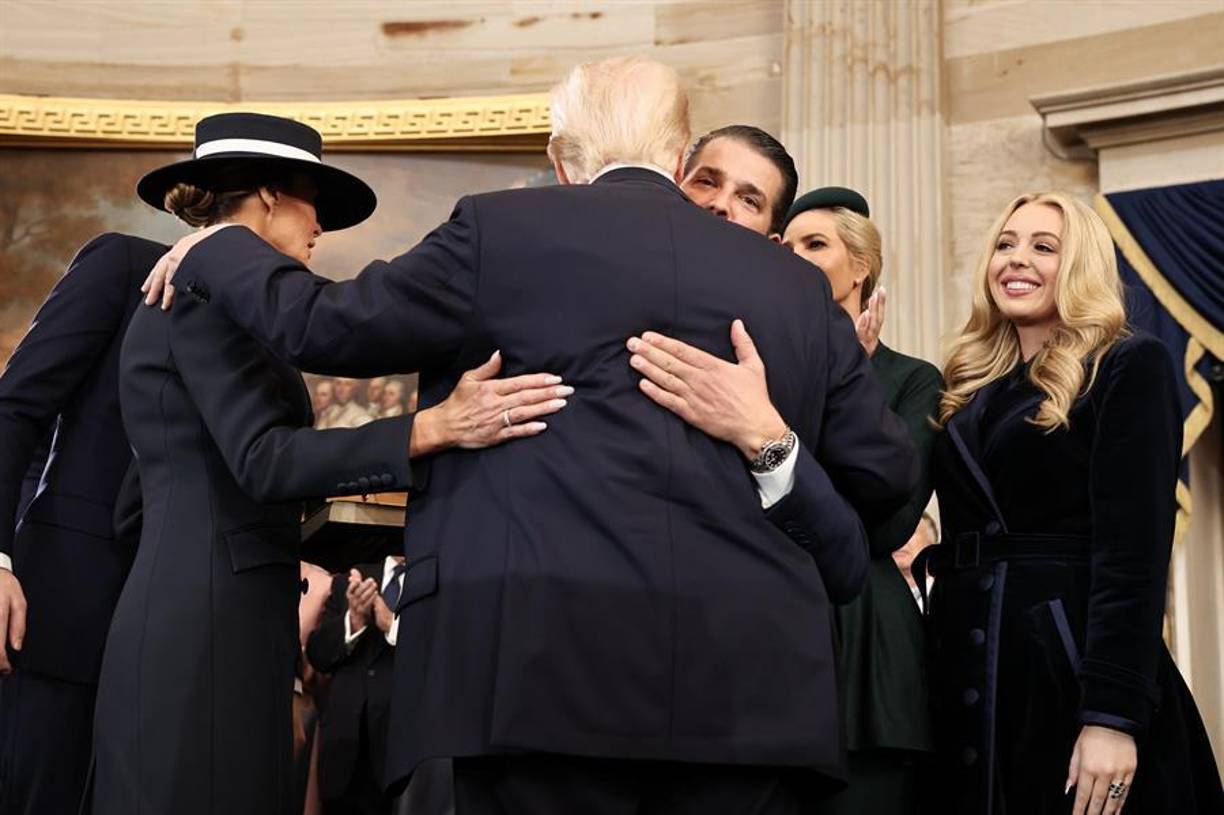 No ha trascendido todavía qué cambios ha implantado en la residencia oficial. Sí se ha filtrado que el mandatario ha recuperado en el Despacho Oval el “botón de la Coca-Cola” que ya tuvo en su primer mandato y que le permitía pedir directamente esa bebida desde su escritorio.