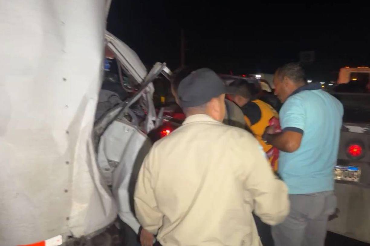 Un camión, con tres personas a bordo, impactó en la parte trasera de una rastra. 