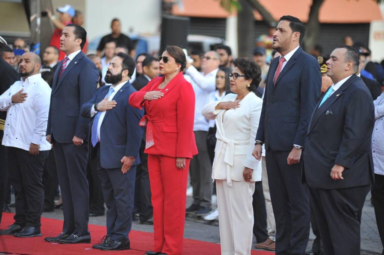 Con la entonación de las sagradas notas del himno nacional, las autoridades del país arranacaron el evento, que estuvo a cargo la banda de los Supremos Poderes.