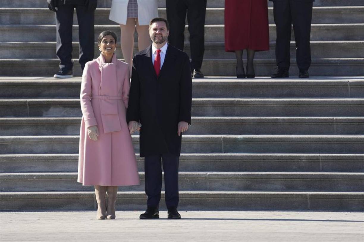  La segunda dama, esposa del vicepresidente J.D. Vance, Usha Vance, lució un abrigo de tonos rosas de Oscar de la Renta.