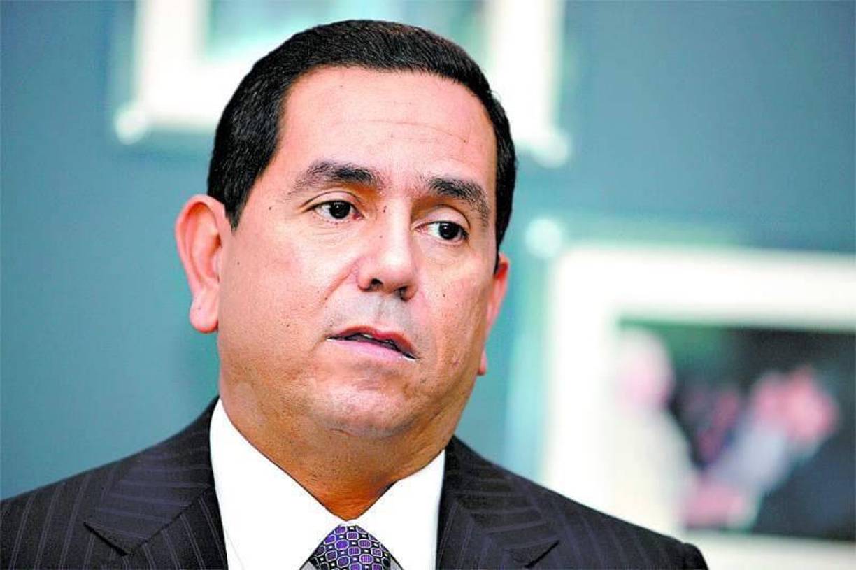 Cabe mencionar que, el anuncio del viaje del diputado ocurre seis días después de que una turba de Libre llegara hasta el Congreso y agrediera a los parlamentarios de oposición, quienes exigían a la junta directiva de este poder del Estado, sesionar para elegir al fiscal general y fiscal adjunto del Ministerio Público.