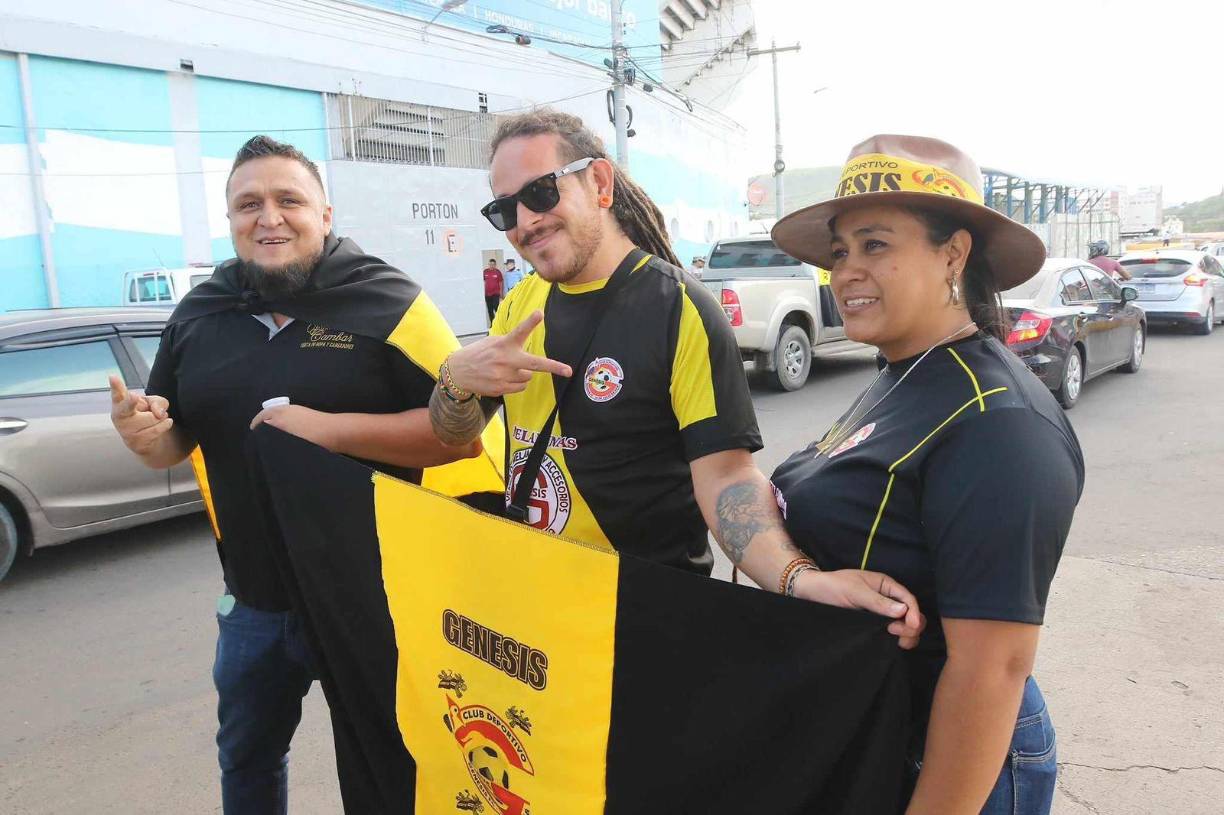 ¡Con todo el estilo! Así posaron estos aficionados de la Génesis a la cámara de Diario LA PRENSA.