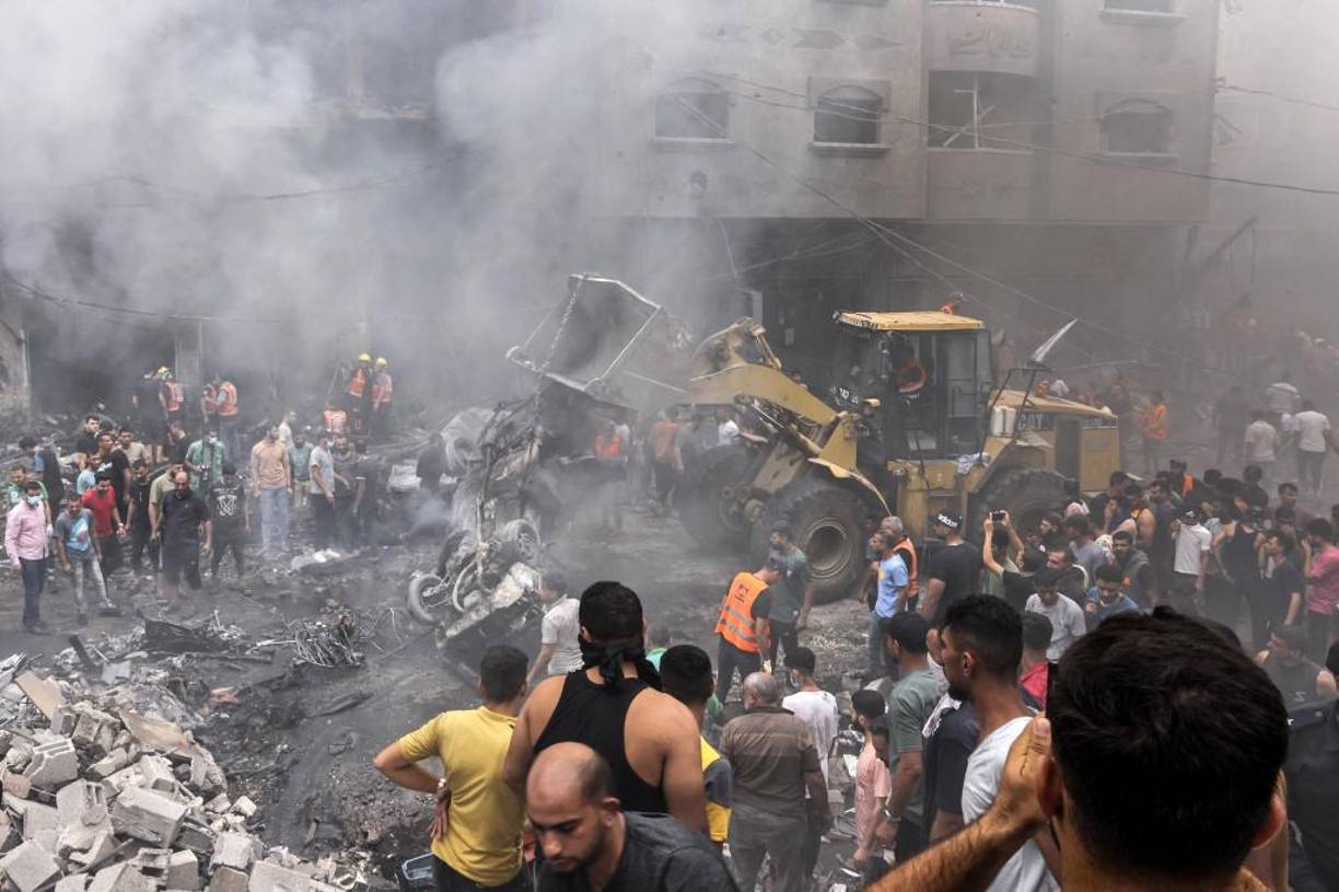  Las enormes columnas de humo negro que sobrepasan los edificios en numerosos puntos de la zona son la estela de destrucción que van dejando los proyectiles de Israel, que asedia el enclave palestino por aire, tierra y mar.