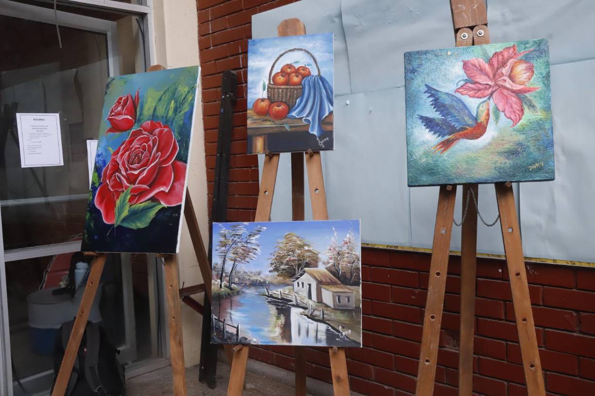 Los estudiantes expusieron sus obras de arte en la entrada del edificio administrativo, dónde resaltaron las pinturas con técnicas como el óleo, acrílico y acuarelas.